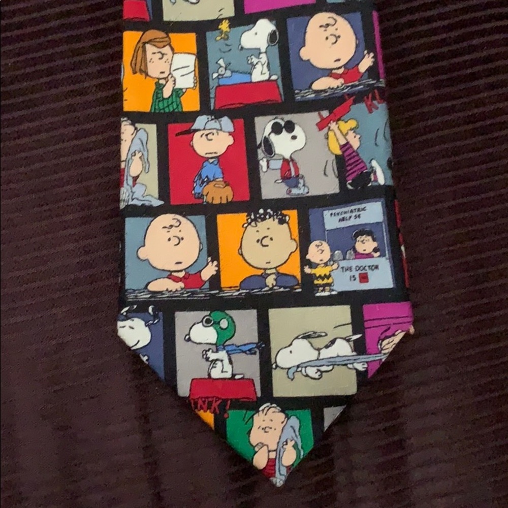 Peanuts tie